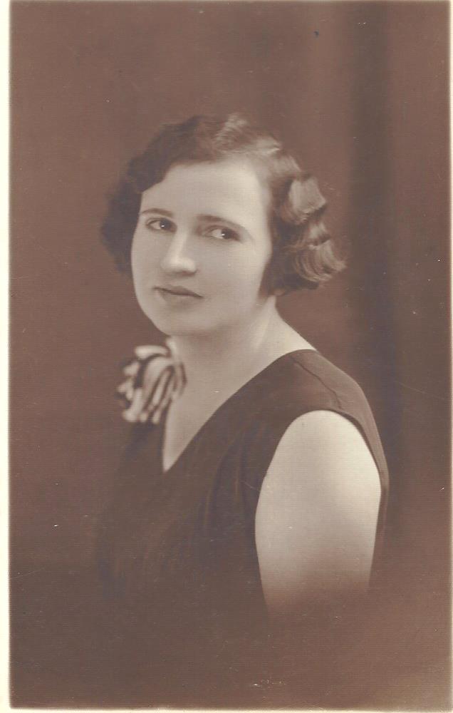 1.	Helena Czernek z domu Szostakiewicz, Zambrów 1932.