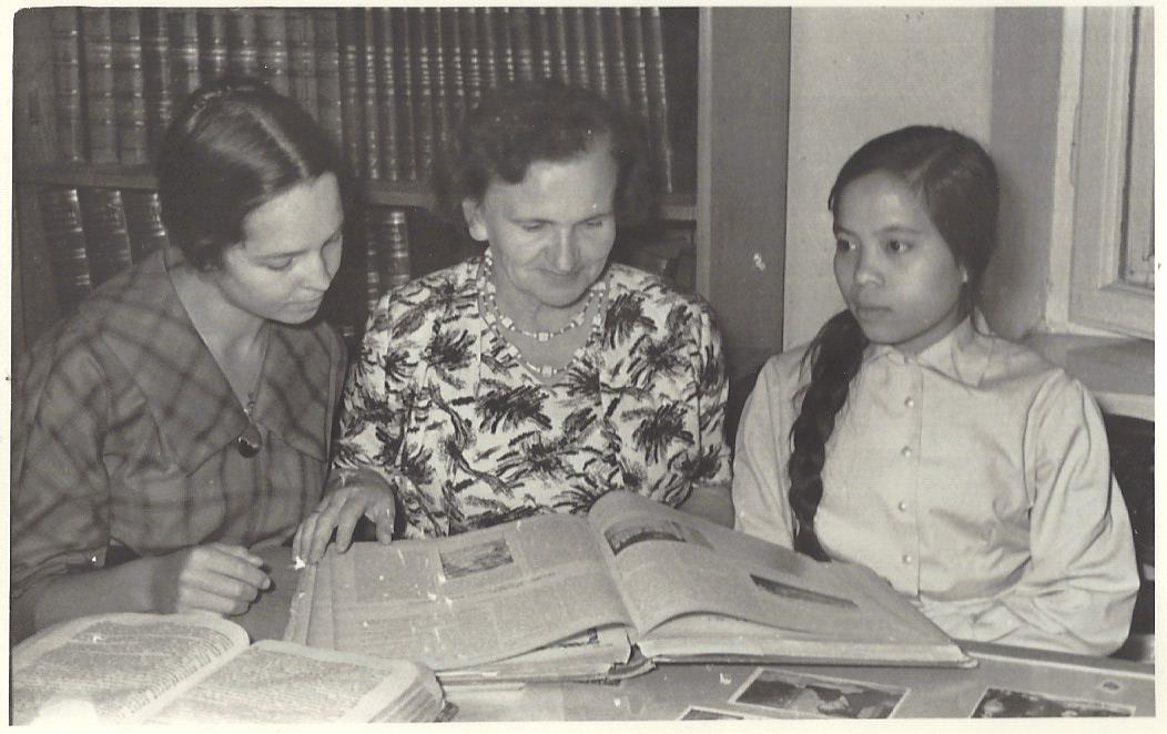23. Pani Helena służyła pomocą studentom z innych krajów. Tramu Duong z Wietnamu (na zdj. z prawej strony)
