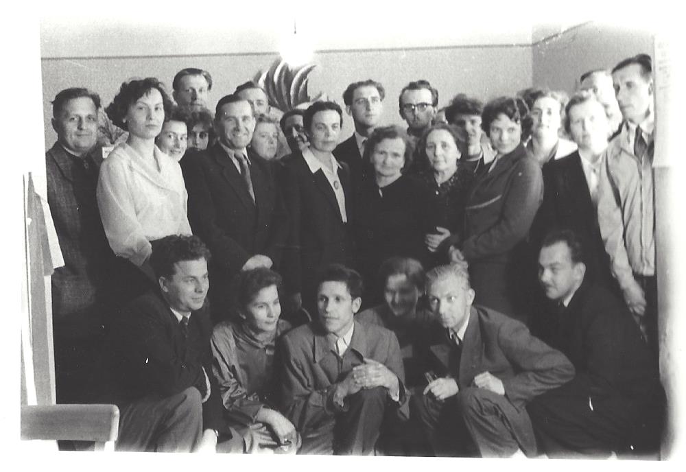 4.	W gronie bibliotekarzy i działaczy kultury, lata 50/60. XX wieku (na zdj. stoi w środku, piąta od lewej)