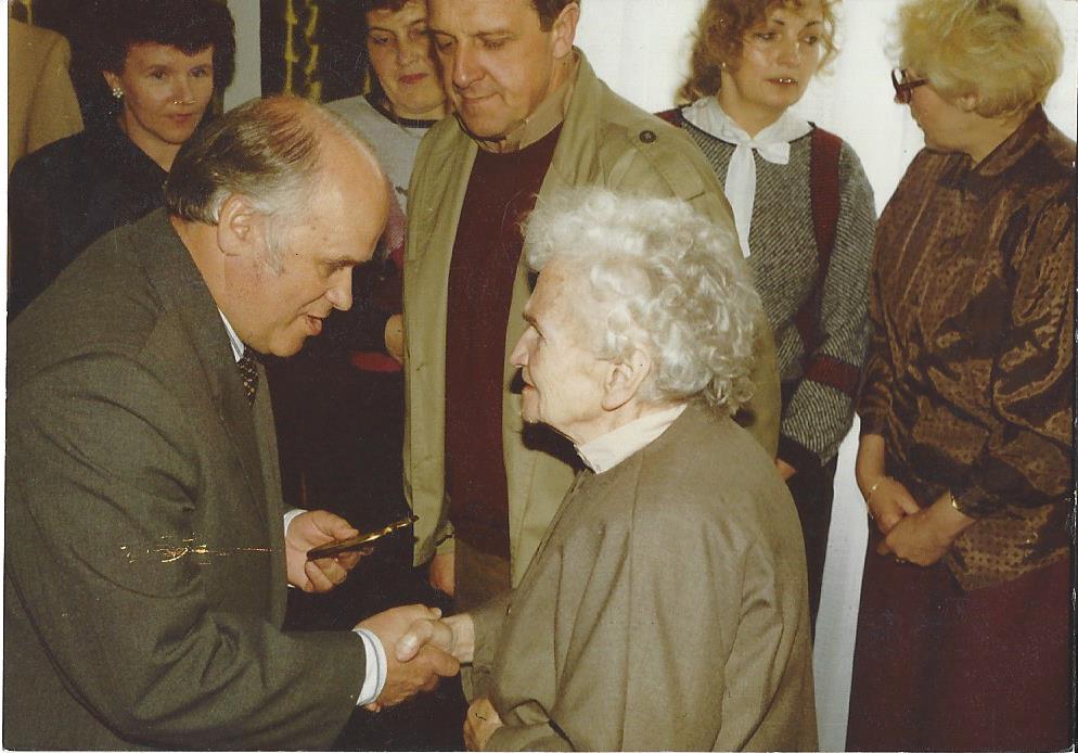 50. W trakcie jubileuszu 45-lecia Wojewódzkiej Biblioteki Publicznej w Łomży, 1991.