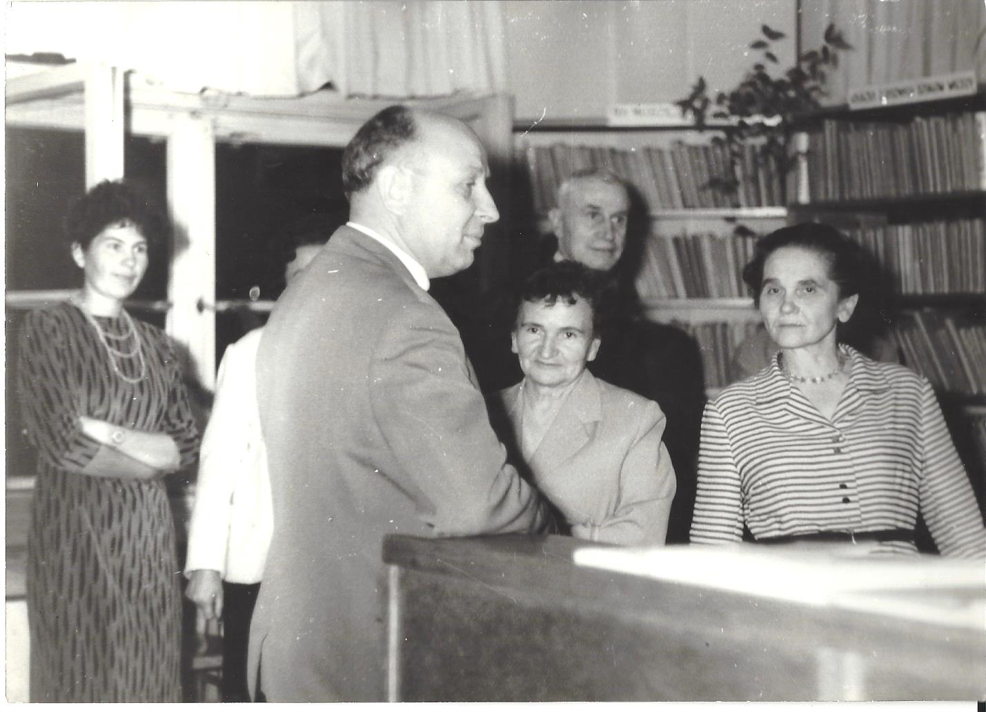 6.	Otwarcie Oddziału Dziecięcego Powiatowej i Miejskiej Biblioteki Publicznej w Łomży, 1963. Helena Czernek obok ministra A. Zaorskiego.