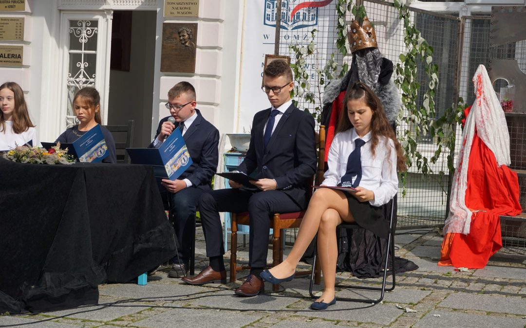 Relacja filmowa z Narodowego Czytania “Balladyny” Juliusza Słowackiego w MBP w Łomży